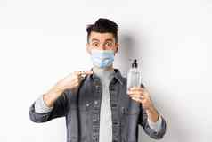 健康科维德流感大流行概念时尚的的家伙医疗面具指出瓶手洗手液显示防腐剂站白色背景
