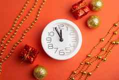 时钟一年的布局红色的背景一年的礼物文章一年圣诞节