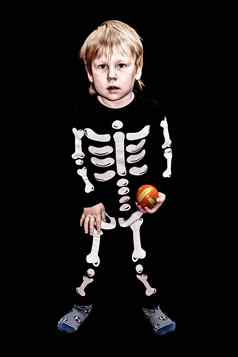 孩子骨架服装橙色球手黑色的背景