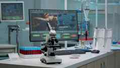 显微镜实验室桌子上医疗研究设备