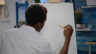 年轻的黑色的艺术家艺术铅笔帆布花瓶画