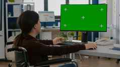 无效的女人emplyee工作桌面电脑绿色模型屏幕