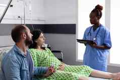 非洲美国护士监控医疗保健怀孕了女人