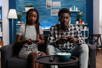 非洲美国夫妇玩视频游戏控制台