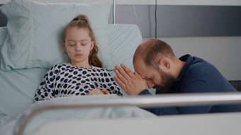 担心父亲祈祷生病的女孩女儿健康复苏痛苦医疗手术