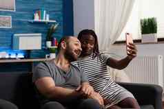 跨种族夫妇持有智能手机图片