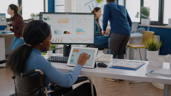 黑色的女人企业家运动残疾的人平板电脑
