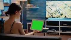 年轻的人平板电脑水平绿色屏幕