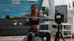 教练苗条的黑色的女人重新评分在线瑜伽培训摄像机
