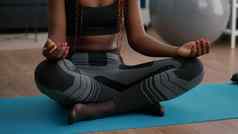 灵活的适合黑色的女人练习呼吸锻炼早....健身体育运动
