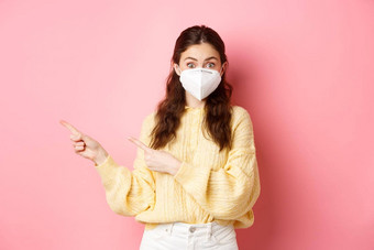 科维德封锁流感大流行概念年轻的好奇的女人证明了促销文本指出手指穿呼吸器预防措施粉红色的背景