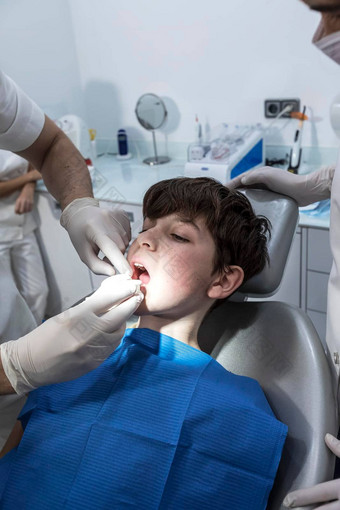 医生对待牙男孩牙医的诊所
