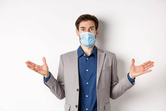 健康流感大流行业务概念困惑商人医疗面具西装传播手横盘整理困惑理解白色背景
