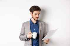 老板阅读文档喝早....咖啡杯子纸站西装白色背景