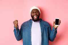 快乐黑色的的家伙庆祝在线成就显示智能手机屏幕欢乐尖叫满意度站粉红色的背景