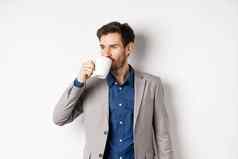 英俊的商人西装喝咖啡茶办公室杯子标志站白色背景