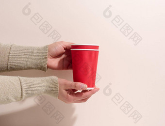 手持有纸<strong>纸板</strong>红色的<strong>杯</strong>咖啡米色背景环保餐具浪费