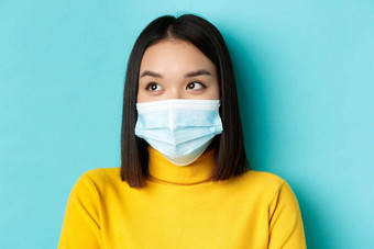 科维德社会距离流感大流行概念头像可爱的亚洲女人短黑暗头发医疗面具左站蓝色的背景