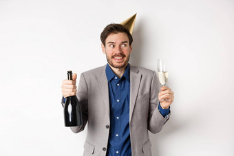 庆祝活动假期概念快乐生日的家伙西装聚会，<strong>派</strong>对他喝香槟持有瓶玻璃<strong>微</strong>笑