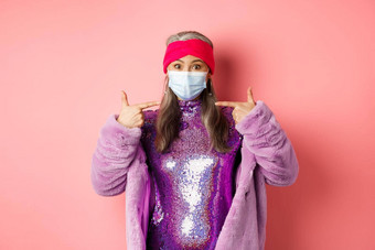 科维德社会距离时尚概念亚洲埃德勒利女人时尚的聚会，派对装呼吸器指出手指脸面具遵循冠状病毒检疫规则