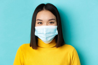 科维德社会距离流感大流行概念关闭年轻的亚洲女人短黑暗头发穿医疗面具微笑眼睛充满希望的相机