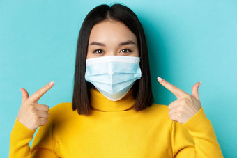 科维德社会距离流感大流行概念关闭年轻的亚洲女人医疗面具冠状病毒站蓝色的背景