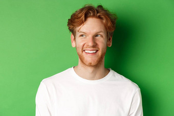 头像快乐红色头发的人男人。胡子穿白色长袖左复制空间微笑站绿色背景