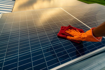 男人。清洁太阳能面板屋顶太阳能面板光伏模块维护可持续发展的资源可再生能源绿色概念太阳能权力绿色能源技术未来