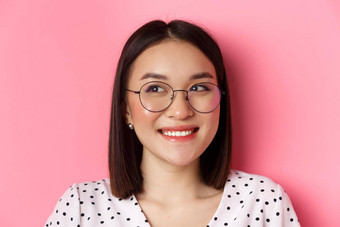 美生活方式概念特写镜头可爱的亚洲女模型穿时尚的眼镜微笑左复制空间站粉红色的背景