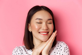 美皮肤护理概念头像可爱的梦幻亚洲女人关闭眼睛微笑怀旧站粉红色的背景