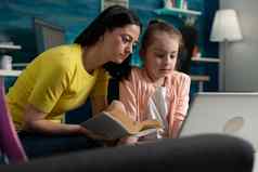 妈妈。帮助女儿学校家庭作业阅读文学书