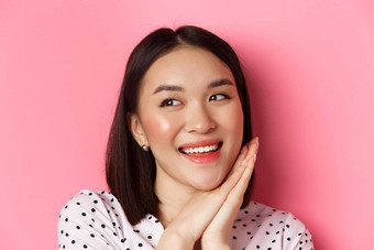 美皮肤护理概念头像可爱的梦幻亚洲女人左微笑成像站粉红色的背景