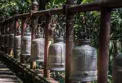 金属钟挂行木柱子泰国佛教寺庙排美丽的钟