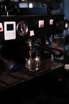 特写镜头表示机使咖啡酒吧酒吧餐厅专业咖啡酝酿咖啡商店自助餐厅餐厅服务概念