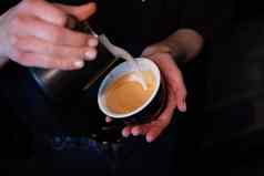 咖啡师倒拿铁泡沫咖啡表示创建完美的拿铁艺术黑暗颜色咖啡房子