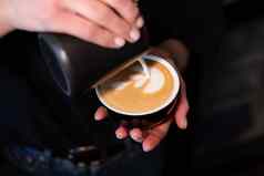 咖啡师倒拿铁泡沫咖啡表示创建完美的拿铁艺术黑暗颜色咖啡房子