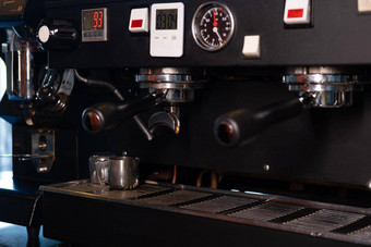 特写镜头表示机使咖啡酒吧酒吧餐厅专业咖啡酝酿咖啡商店自助餐厅餐厅服务概念