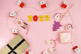 圣诞节礼物盒子快乐圣诞节冬天假期主题快乐一年粉红色的背景平躺