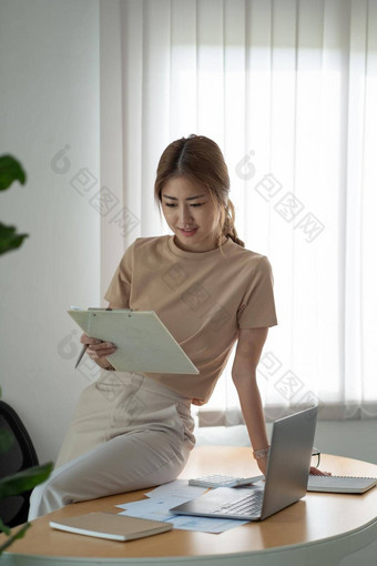 肖像微笑美丽的业务亚洲女人工作现代办公室桌子上电脑业务人员工自由在线市场营销电子商务电话销售概念