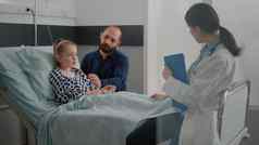 医生医生讨论疾病治疗生病的孩子病人父亲医疗检查