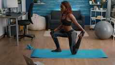 健身女人黑色的皮肤练习健身锻炼生活房间