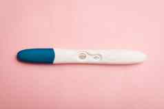 怀孕测试粉红色的背景积极的测试怀孕复制空间