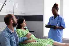 非洲美国护士监控医疗保健怀孕了女人