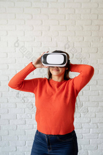 微笑快乐女人经验虚拟现实头戴式耳机眼镜虚拟现实首页手势手