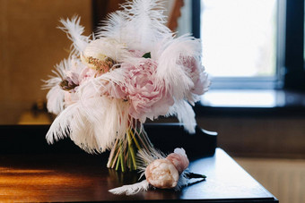新娘的婚礼花束玫瑰装饰白色羽毛小花