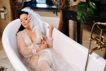 新娘穿着闺房透明的衣服内衣谎言古董浴室白色羽毛手早....新娘