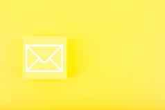 电子邮件市场营销通讯概念信封画玩具广场明亮的黄色的背景复制空间