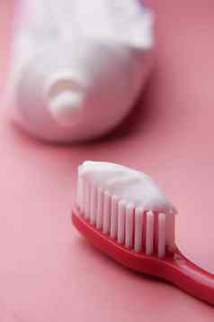 牙刷粘贴粉红色的