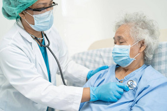 医生亚洲高级上了年纪的夫人女人病人穿脸面具医院保护安全感染杀了科维德冠状病毒
