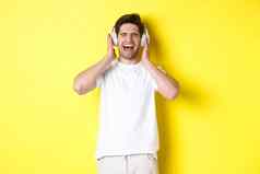 快乐的家伙听音乐耳机购买耳机黑色的星期五站黄色的背景